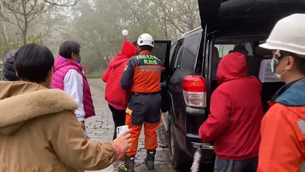 遊客受困明池山莊！宜蘭消防局今救援首批122人下山