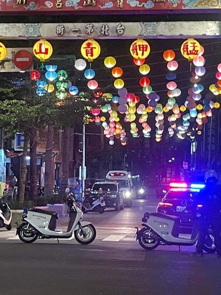 萬華區青山宮傳槍擊脅持人質案　2人重傷送醫　警匪對峙中