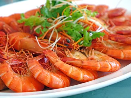 吃蝦、蟹的季節到了！「蝦頭」到底能不能吃？營養師曝「這部位」最髒