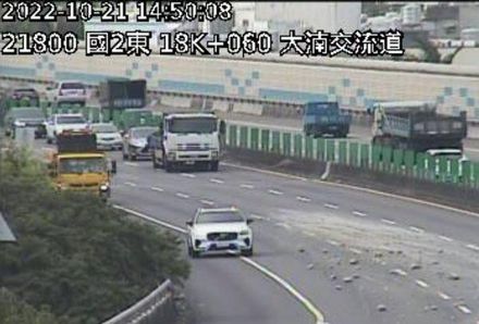 快訊/國2砂石塊散落滿地！塞車回堵7公里　東向大湳交流道2車道封閉