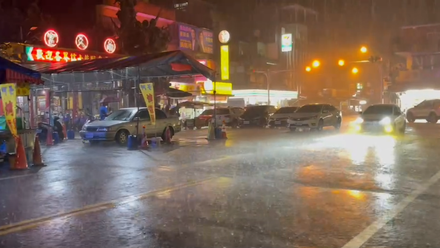 快訊/雨彈狂襲！宜蘭狂風雷雨　餐廳受影響短暫停電