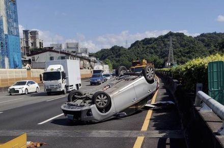 國道3號轎車遭聯結車擦撞　失控翻車駕駛僅輕傷