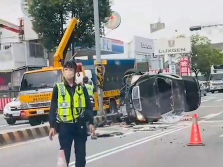 快訊/台中賓士「自撞分隔島」！車頭爆裂橫躺路中央　78歲男慘困車內