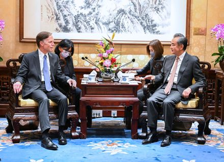 王毅首會見美國駐陸大使伯恩斯　稱「中美誰也改變不了誰」