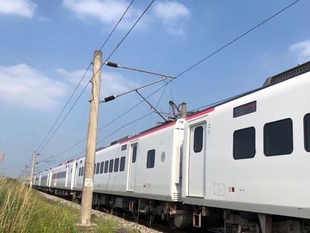 台鐵隆田善化間電車線斷落　初判遭陸橋水泥塊砸中