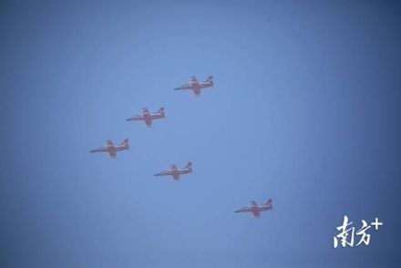 珠海航展首支飛行表演隊來了！「紅鷹」準備3套方案炫技藍天