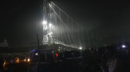 印度吊橋斷落500人墜河　已增81死