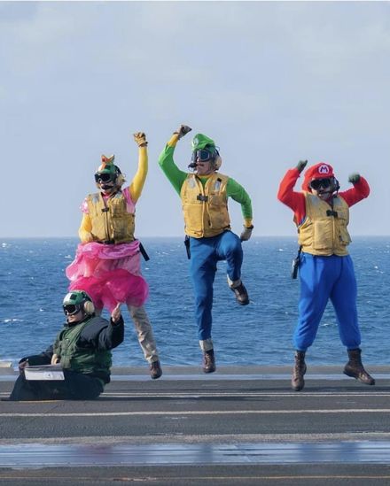 圖/萬聖節快樂！美海軍搞怪變裝　瑪莉歐、魷魚遊戲參戰