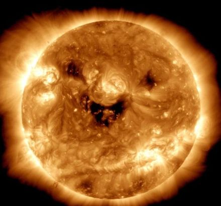 太陽寶寶說你好！NASA衛星拍到太陽在「微笑」　吸引網友P圖大展創意