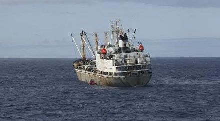 大陸漁船大肆捕撈魷魚　在南美公海與美快艇僵持
