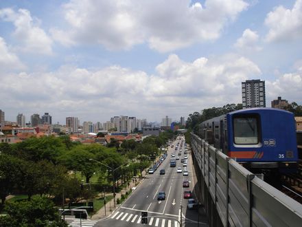 巴西地鐵發生車門夾人意外　82歲乘客遭拖行落軌亡