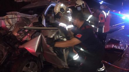 快訊/台南關廟交流道「客貨車追撞聯結車」！車頭撞爛駕駛受困　緊急送醫搶救