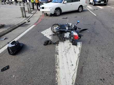 擦撞賓士→噴飛50m砸地！台中死亡車禍　他「機車炸碎成廢鐵」魂斷公路