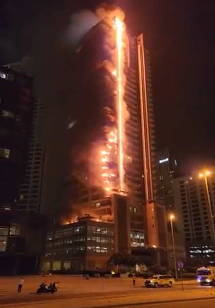 【影】驚！杜拜高樓深夜大火「燒成一條線」烈焰狂竄怵目驚心