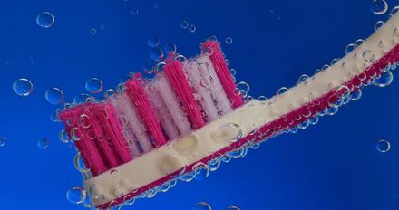 牙刷放浴室超NG！專家示警「恐成細菌棲息地」邊洗澡邊刷牙大忌