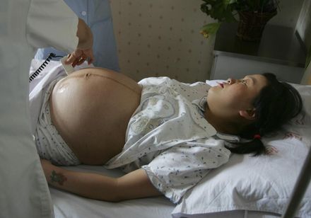 媽媽好偉大！37歲女子歷經26次流產成功誕下女嬰　網友：吃太多苦了