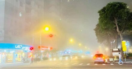 一排車幾乎「被消失」！12縣市濃霧特報　深夜街上霧茫茫畫面曝光