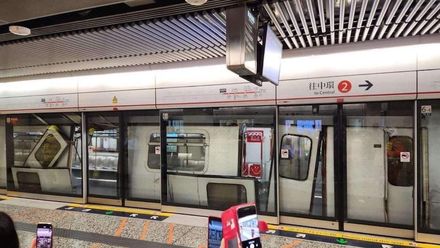 車門噴飛！香港地鐵出軌撞月台　急封站疏散千人1乘客擦傷