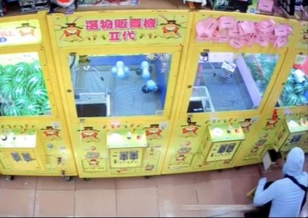 【影】通緝犯搭小黃娃娃機店行竊　警電話連線運將同步逮人
