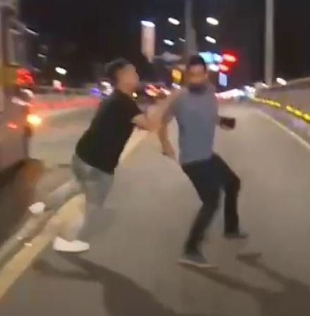 【影】目無法紀！飆車屁孩挑釁警方遭開槍後　同夥竟動手毆打記者