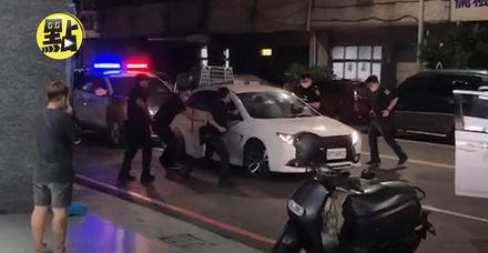 【影】高雄轎車駕駛違停拒檢狂逃　5警破窗攔不住全力追緝