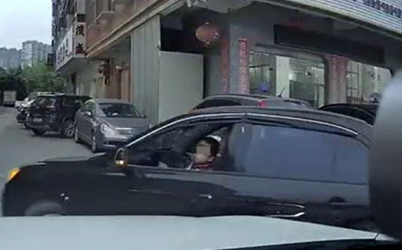 【影】高手在民間！6歲男童開車逛大街　Pro級技術讓網友「目瞪口呆」