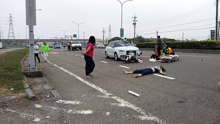 【影】斗南交流道汽車撞翻3騎士！1人重傷昏迷…現場畫面曝光
