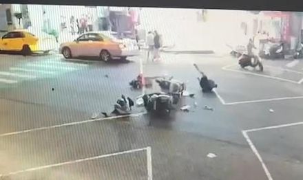 【影】台中科大前2機車對撞！3人倒地斷腳…撞擊影像曝光