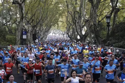 杭州馬拉松開跑！3.5萬名跑者「脫罩」參與