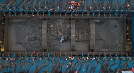沉江150年重見天日！全球體量最大木質沉船　長江口二號古船整體打撈出水