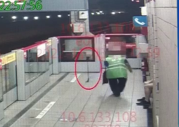 【影】這位工程師太扯了！捷運月台架腳架「裸」拍　阿姨路過「搖滾區」全直擊