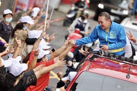 新北選前藍綠拚場　林佳龍、侯友宜板橋車隊掃街