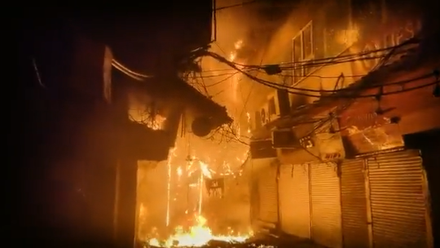 印度市集慘遭大火吞噬　50間民房被燒毁