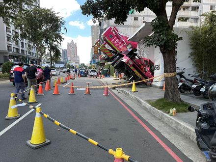 驚！施工吊車翻倒斜插　「車輪懸空朝天」　車來車往超危險