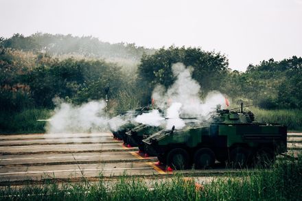 憲兵超會射！CM34雲豹裝甲車夜間射擊訓練　畫面曝光