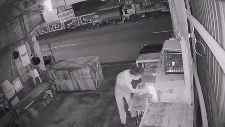 【影】失業男摸黑搜刮菜市場攤位　行竊過程監視器全都錄