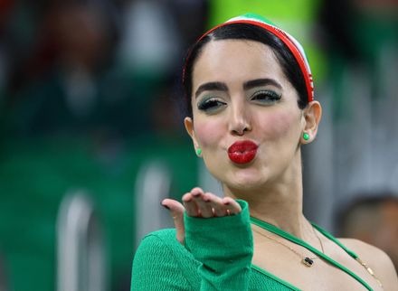 世足賽/脫了！伊朗女球迷大解放　低胸瑜伽褲向頭巾說不