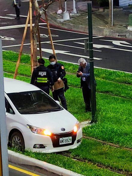 又被硬上！高雄再發生三寶駕駛闖輕軌軌道事件