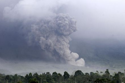 印尼塞梅魯火山猛烈噴發　官方緊急疏散近2000人