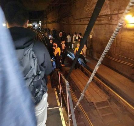快訊/香港地鐵發生鏈結鬆脫事故　1500乘客徒步走下鐵軌緊急疏散