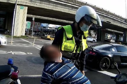 【影】台中阿伯趴機車滿嘴血紅　警發現他吃到「倒吊子」急救援