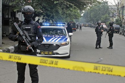 【影】印尼西爪哇驚傳自殺炸彈客衝警局炸警察　造成2死7傷