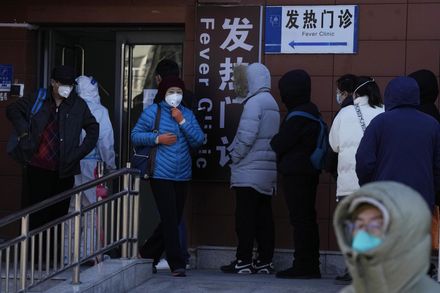 陸防疫鬆綁多地發燒門診爆滿　北京老人零下6度嚴寒夜室外排隊候診