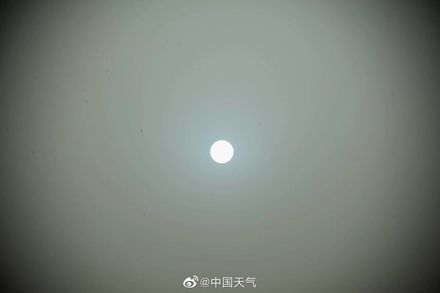驚見「藍太陽」！7年來北京首發12月沙塵預警　陸專家曝是「這原因」