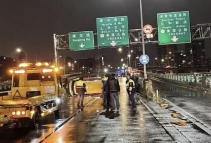 北市小黃深夜自撞中興橋側翻　64歲運將受傷送醫