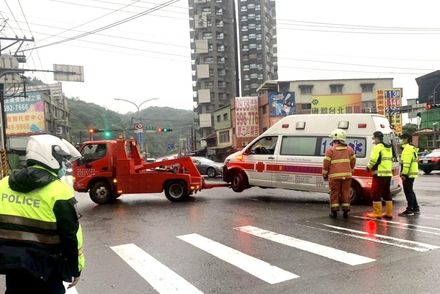 汐止救護車執勤擦撞小黃　2車僅車損幸無人傷