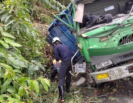 瑞穗林道卡車翻落10米深邊坡　花蓮2採礦工遭「擠壓」慘死