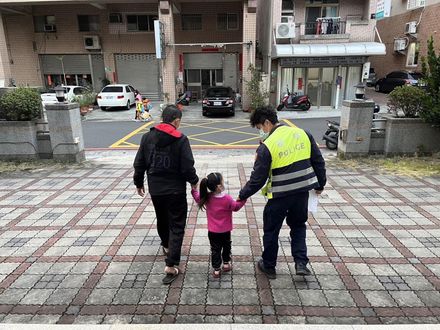 3歲孩童寒冬走失！臺南警與熱心民眾合作護女童十分鐘找回