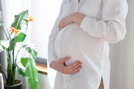 30歲孕婦腹痛以為是寶寶擠壓　產後檢查竟是罹大腸癌第三期
