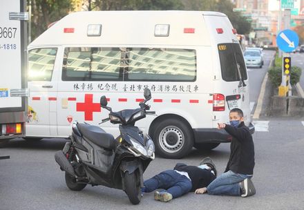 吳怡農跑行程遇車禍！男騎士倒地不起 媒體人一句話酸爆